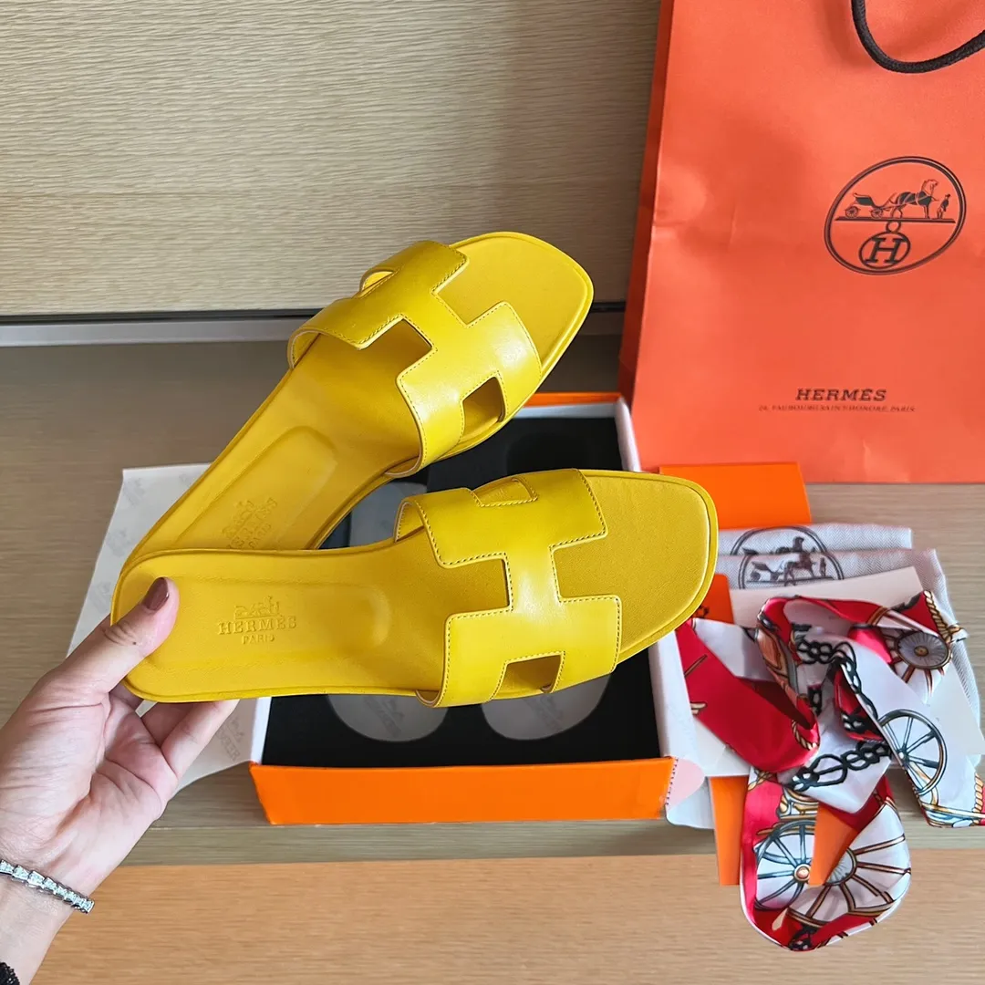 👟👟Ex-factory price 480👟👟Hermès) The packaging has been upgraded, and the layout and workmanship materials have been upgraded. Hermes®🔴Handmade Shoes👟👟 👟👟 Product Hermes Slippers🐎 —————————— The 2023 early spring new model is the same as the original version, purely handmade by masters! ❥High-end customization, exclusive products, industry❥Using: Hermers upper: Italian imported cowhide + original custom-grade Australian sheepskin feet + genuine leather outsole (pursuing walking comfort) 👟👟 ~~〰〰〰〰❥ Packaging: ✔🚦Pay attention to the exclusive packaging 〰Original quality on sale━━━━Hermes━━━━━ size: 35-40 (34.41.42 custom-made, non-refundable)